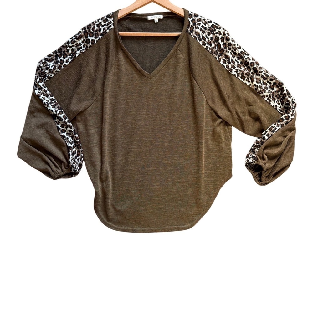 And the Why Leopard Print Sleeve V Neck Olive Green Top Women's Size Medium